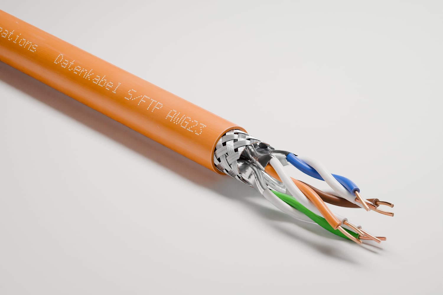 Das Datenkabel S/FTP fertig gerendert: orangefarbener Mantel mit Aufdruck, Kupfergeflecht, Folien und vier verseilte Aderpaare.