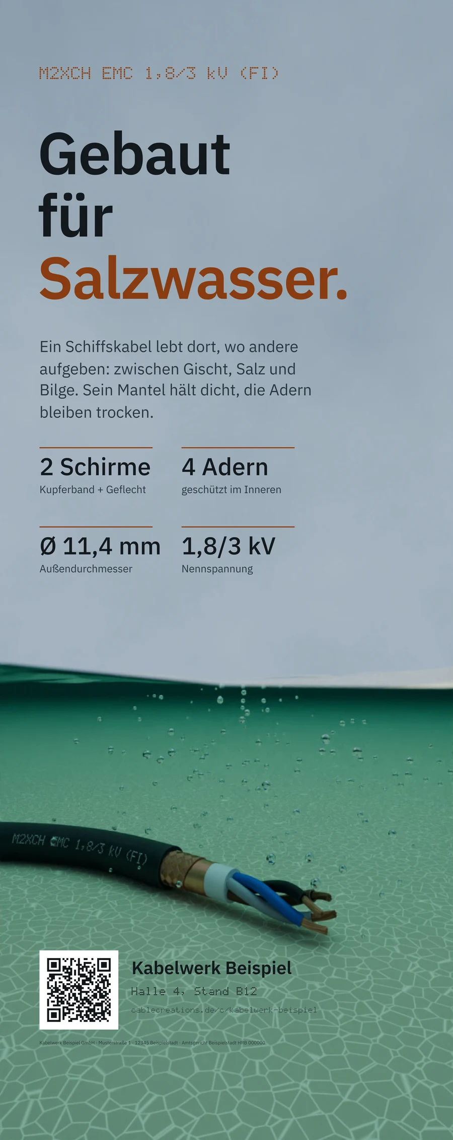 Roll-up im Wasser: oben Himmel, unten das Kabel im klaren Meerwasser mit Luftblasen.