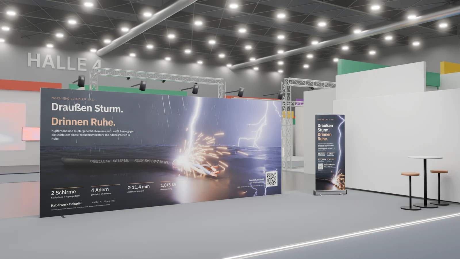 Ein Messestand im Modell: eine Messewand mit einem Kabel im Gewitter, ein Blitz schlägt ein, daneben das passende Roll-up im selben Motiv.