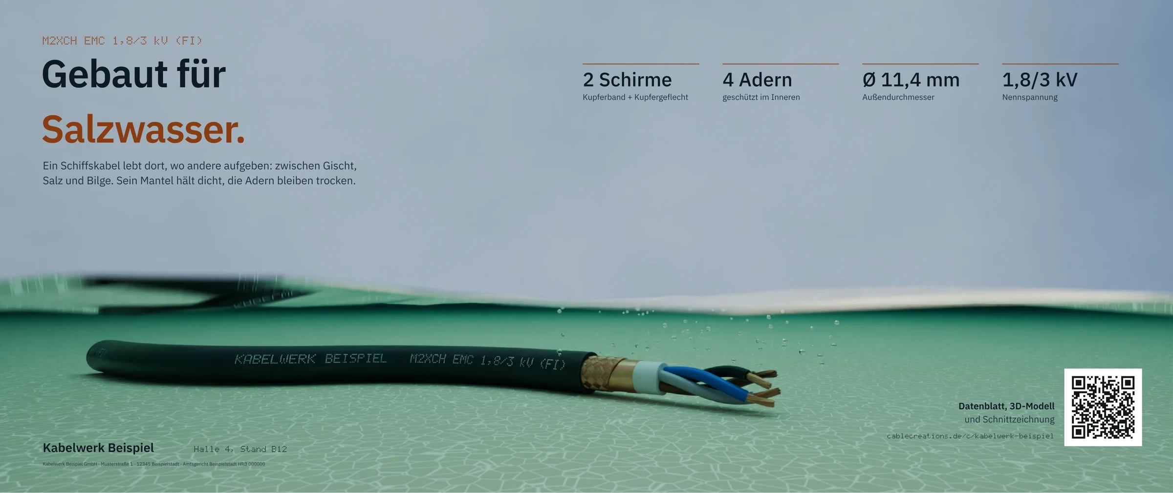 Messewand mit einem Kabel halb unter Wasser fotografiert: oben Himmel, unten das Kabel auf hellem Grund im klaren Meerwasser.