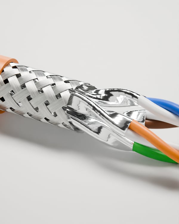 3D-Rendering: Detail der abgesetzten Lagen – Datenkabel S/FTP AWG 23 mit orangem Mantel, Geflechtschirm und vier verseilten Aderpaaren, jedes in Folie geschirmt, im Fotostudio auf hellem Grund, Aufdruck „Cable Creations“