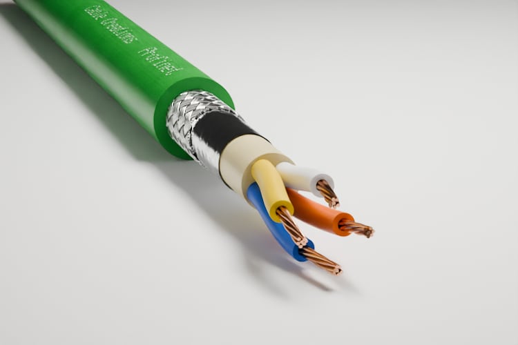 3D-Rendering: Blick auf das Kabelende – Profinet-Kabel mit grünem Mantel, Geflecht- und Folienschirm und vier verseilten Adern in Weiß, Gelb, Blau und Orange, im Fotostudio auf hellem Grund, Aufdruck „Cable Creations“