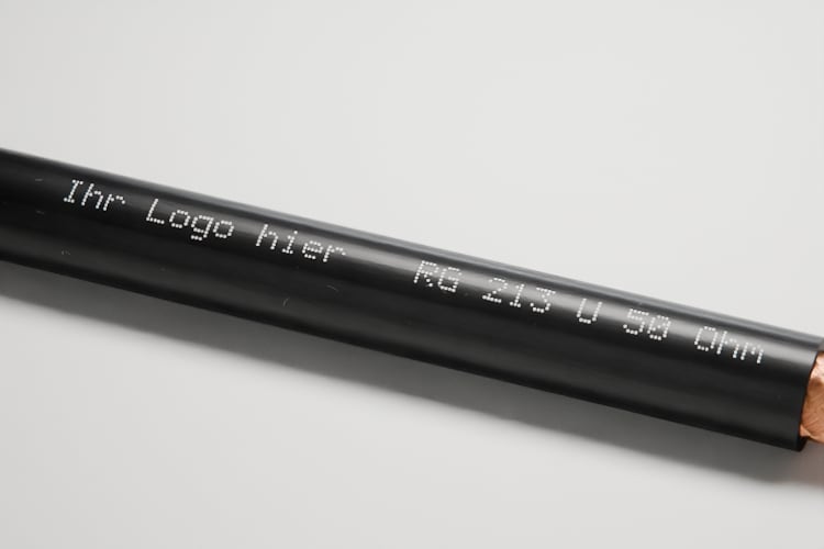 3D-Rendering: Nahaufnahme des Aufdrucks auf dem Mantel – Koaxialkabel RG 213 mit schwarzem Mantel, Kupfergeflecht, weißer Isolierung und verseiltem Kupferleiter, im Fotostudio auf hellem Grund, Aufdruck „Ihr Logo hier“
