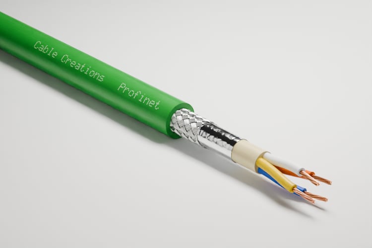 3D-Rendering: Dreiviertelansicht des abgesetzten Endes – Profinet-Kabel mit grünem Mantel, Geflecht- und Folienschirm und vier verseilten Adern in Weiß, Gelb, Blau und Orange, im Fotostudio auf hellem Grund, Aufdruck „Cable Creations“