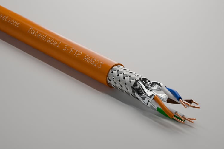 3D-Rendering: Dreiviertelansicht des abgesetzten Endes – Datenkabel S/FTP AWG 23 mit orangem Mantel, Geflechtschirm und vier verseilten Aderpaaren, jedes in Folie geschirmt, im Fotostudio für blankes Metall, Aufdruck „Cable Creations“