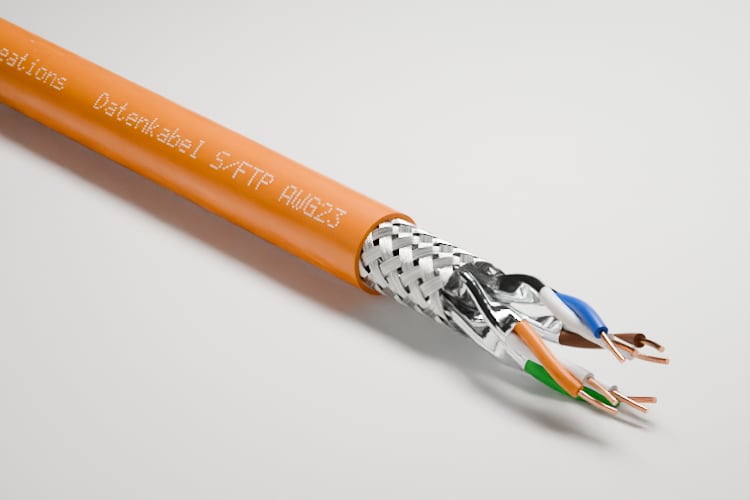 3D-Rendering: Dreiviertelansicht des abgesetzten Endes – Datenkabel S/FTP AWG 23 mit orangem Mantel, Geflechtschirm und vier verseilten Aderpaaren, jedes in Folie geschirmt, im Fotostudio auf hellem Grund, Aufdruck „Cable Creations“