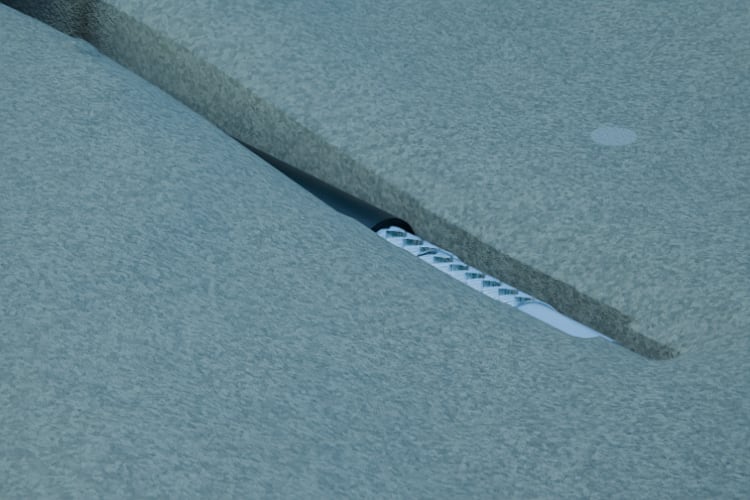 3D-Rendering: Dreiviertelansicht des abgesetzten Endes – Koaxialkabel RG 214 Marine mit schwarzem Mantel, doppeltem silbernem Geflecht, heller Isolierung und verseiltem Leiter, unter Wasser auf dem Meeresgrund, Aufdruck „Cable Creations“