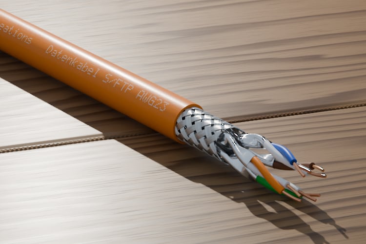 3D-Rendering: Dreiviertelansicht des abgesetzten Endes – Datenkabel S/FTP AWG 23 mit orangem Mantel, Geflechtschirm und vier verseilten Aderpaaren, jedes in Folie geschirmt, im Tageslicht auf Holz, Aufdruck „Cable Creations“