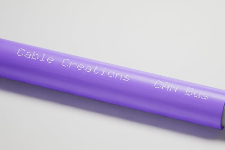 3D-Rendering: Nahaufnahme des Aufdrucks auf dem Mantel – CAN-Bus-Kabel mit violettem Mantel, Geflecht- und Folienschirm und einem Aderpaar in Weiß und Braun, im Fotostudio auf hellem Grund, Aufdruck „Cable Creations“